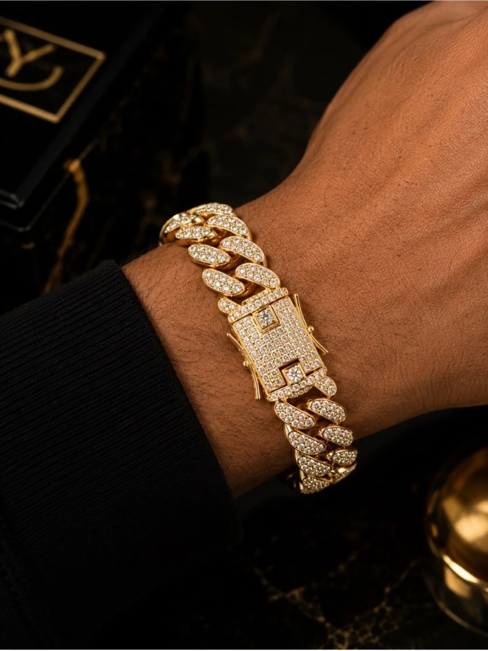N/A luxurious gold